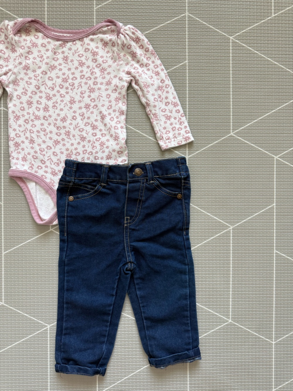 DKNY|Baby girl set,White & blush pink ditsy floral onesie & Dark Blue jeans•12M